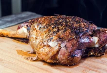 Pulpă de miel la cuptor cu sos de vin, usturoi verde și cimbru