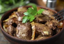 Cei mai buni ficăței de pasăre prăjiți cu ceapă și usturoi