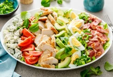 O minunată salată Cobb în variantă originală.